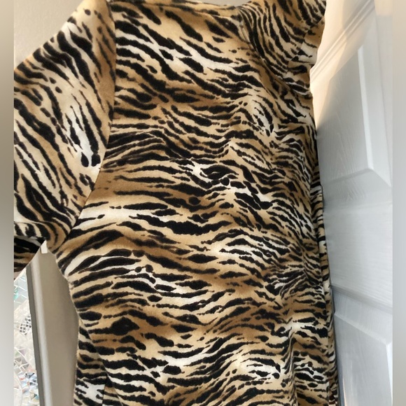 Animal Print Jones of New York 100% cotton turtleneck. Size L - Picture 2 of 4